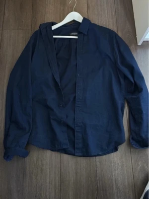 Linneskjorta  - Säljer denna riktigt snygga linneskjorta från dressman till ett bra pris. Hör av er vid funderingar!