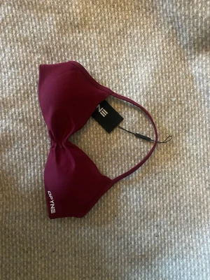 Oanvänd Dfyne impact top - Helt oanvänd sport top i strl Xs från Dfyne. 