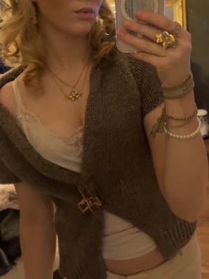 Stickad kofta från Zara  - Inga skador eller hål, dock en knapp på framsidan som inte syns i bilderna. Super fint skick men används för lite💕