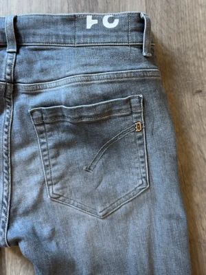 Grå slim fit jeans från Dondup - Säljer ett par grå slim fit jeans från Dondup med klassiska bakfickor och diskret logodetalj. Jeansen har en smal passform och är tillverkade i mjukt denimtyg som ger en skön känsla. Perfekta för dig som gillar en enkel och stilren look. W31 och passar mig som är 184. Bilder med dem på privat🌟