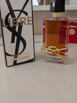 Ysl libre Intense 90 ml / ny,oanvänd - öppnad för foton  - Säljer min ysl libre parfym  ☑️Helt ny och oanvänd  ☑️100% äkta   Den är öppnad för bilder och bevis på autentisk Nypris i butik ca 1200-1500 kr 