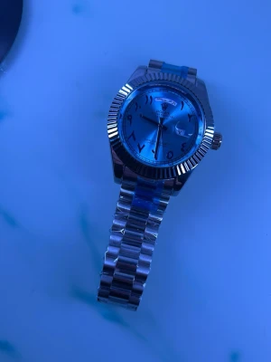 Klocka  - Hej jag säljer en fint klocka med Arabiska siffror och fint färg klockan är helt nytt för mer information jag är här! Priset kan diskuteras vid en snabb affär 