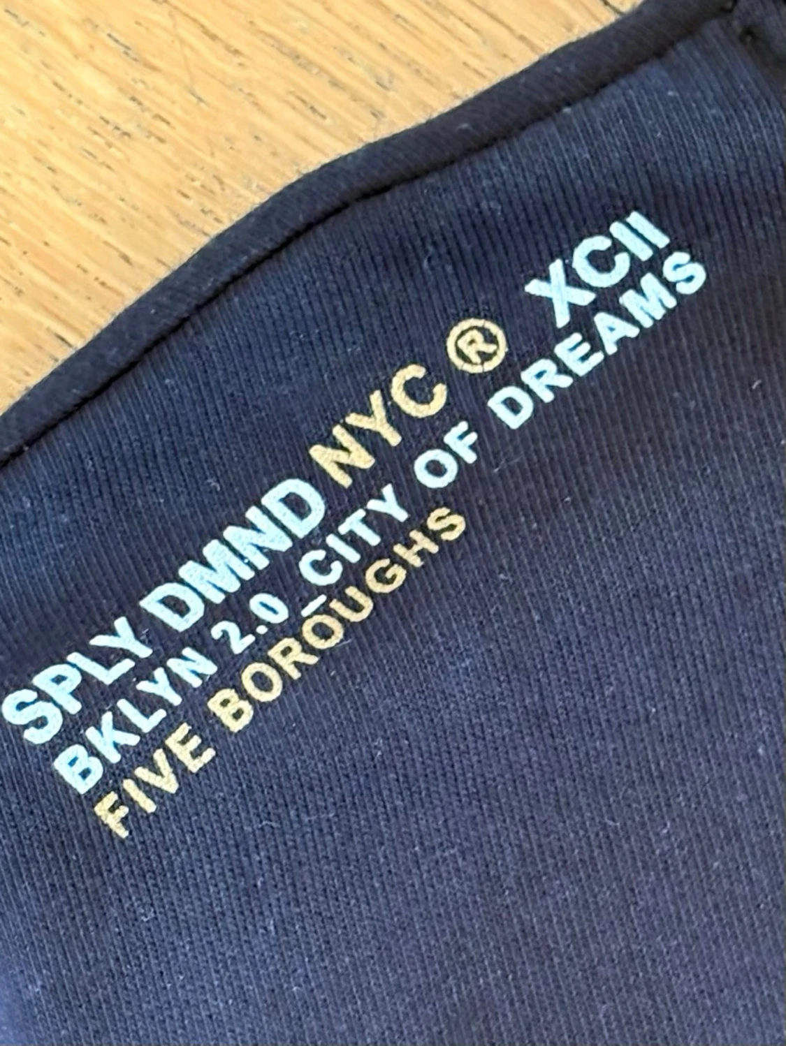 Svart hoodie med tryck SUPPLY - 2