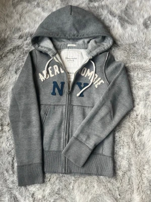 Abercrombie & Fitch Hoodie - Säljer denna sällsynta och mycket eftertraktade Abercrombie & Fitch hoodie | Storlek S | Skick 9/10 | Vid eventuella frågor hör gärna av dig och erbjuder bra pris vid köp av bundle 😁✅