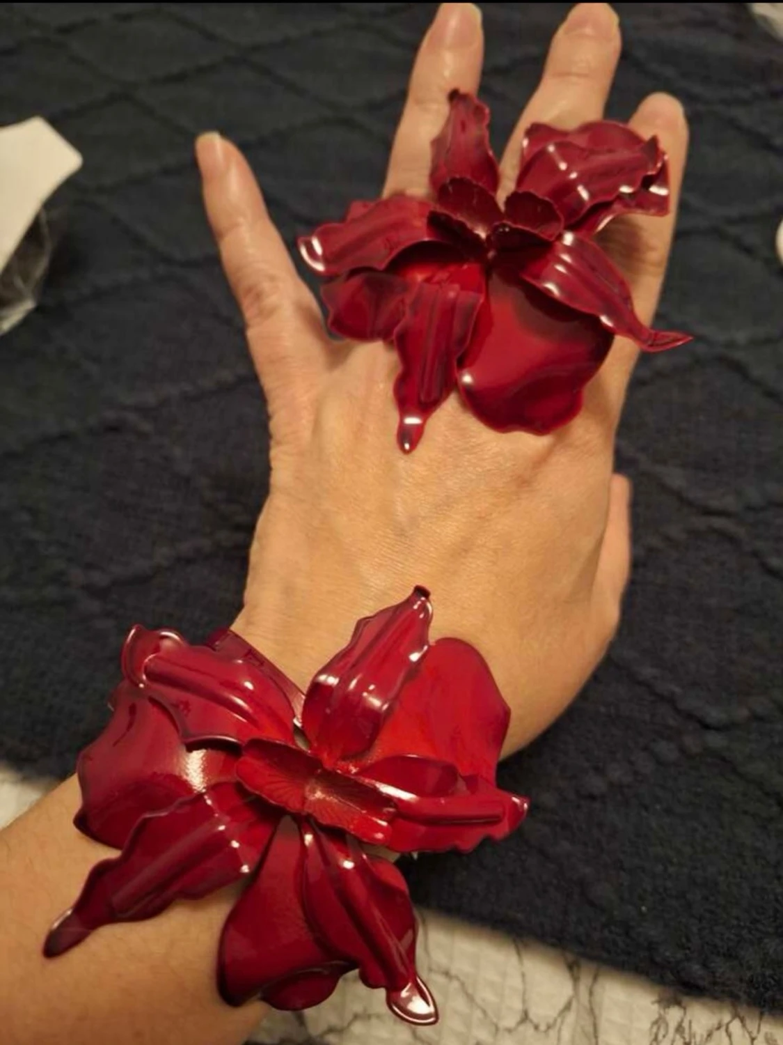 Rött armband med stor blomma - 2