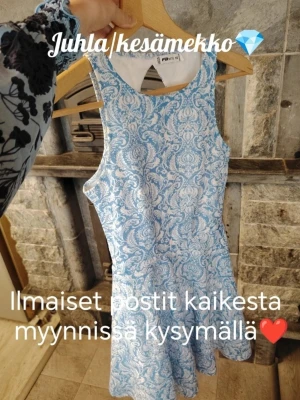 Blåvit mönstrad sommarklänning☀️  - Snygg blåvit ärmlös klänning från New Yorker med ett detaljerat mönster🩵 Klänningen har rund halsringning och är i kort modell, perfekt för varma dagar☀️. Materialet känns lätt och luftigt, vilket gör den superbekväm att bära.