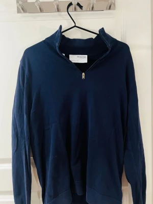 Selected half zip tröja - En marinblå halp zip tröja från selected i ett fint skick. Tröjan är i storlek S. 