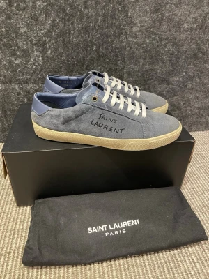Saint Laurent skor  - Hej! Säljer nu dessa svin snygga saint Laurent skor. Skorna är i grymt skick! Begränsat antal boxar och dustbags. Hör av dig vid frågor. 41 passar 42