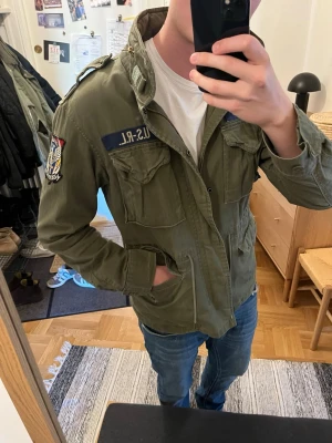 Ralph Lauren Field jacket  - Fieldjacket från RL perfekt nu i vår! Luftigt och högkvalitativt material | Nypris: 5500kr - mitt pris: 2500kr | Inga defekter ALLS, jätte bra skick! Modell: ”Herringbone Field Jacket Olive Mountain”