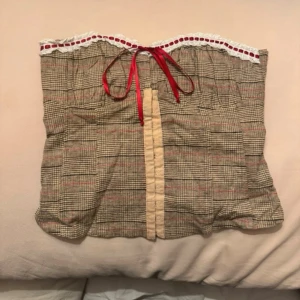 Korsett Topp y2k - helt ny, köpt oanvänd på Vinted men säljes pga för stor för mina bröst :(   den är från Urban Outfitters märke Kimchi Blue.