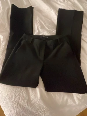 Svarta kostymbyxor från Bik Bok - Stilrena svarta low waist kostymbyxor från Bik Bok i modell Vera köpts för 500 fint skick 