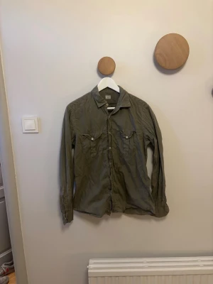 Skjorta/overshirt - Riktigt snygg skjorta/overshirt ganska tunn. Fint skick passar om man är cirka 180-183! 