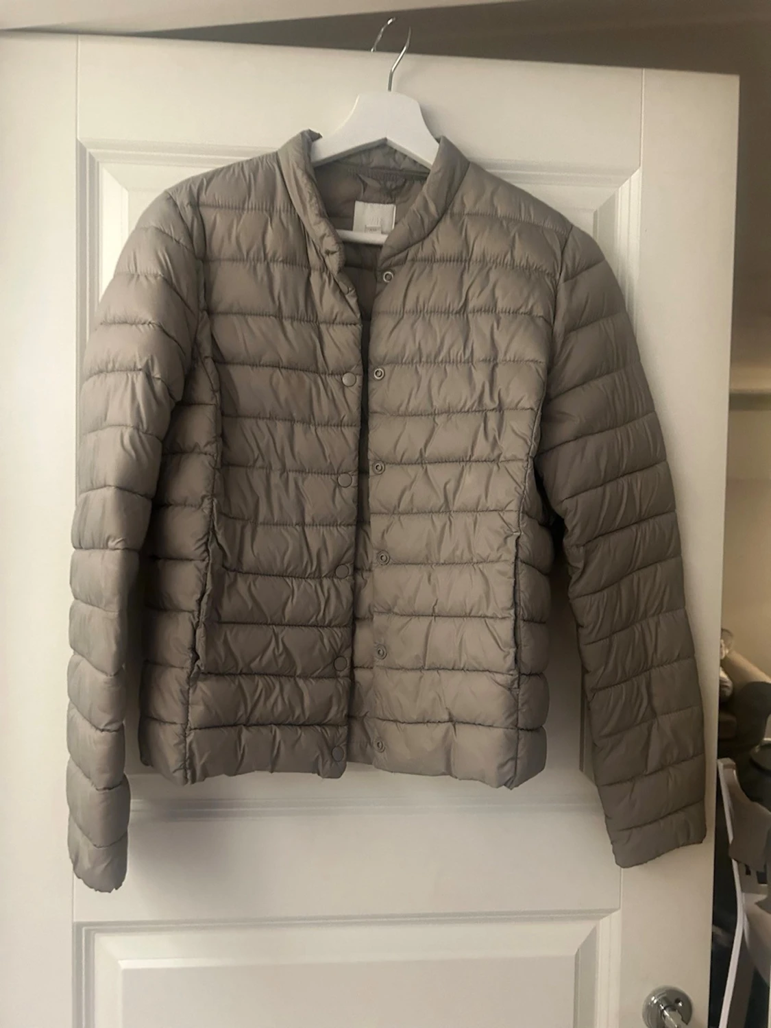 Beige dunjacka med knappar - 1