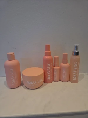 IDAWARG hårvårdsprodukter set - Säljer ett set med sex skönhetsprodukter från IdaWarg repair-serie. Hårinpackning är oanvänd. Mist och heatspray är använt ett fåtal gånger. Olja, Conditioner och serum är mer använt men en del kvar. Doftar väldigt gott
