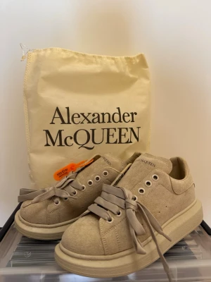 sneakers - Stilrena beige mocka unisex skor. Säljes med originalpåse. Helt nya oanvända.