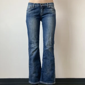 Y2k lågmidjade jeans - Y2k lågmidjade jeans⭐️ Jag är 176 cm för referens. Storlek w30 l30. Midjemått: 81 cm. Innerbensmått: 75 cm. Endast frakt 🎀 använd gärna köp-nu ⭐️ om den inte är markerad sålt finns den kvar🥀