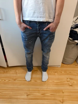Dondup Jeans - Säljer ett par feta Dondup Jeans med modellen conway, passar som modellen George. Storlek 31 men kan även passa som 32, nyskick inga defekter som nya. Nypris-4000kr mitt pris-899kr, pris kan diskuteras vid snabba affärer 