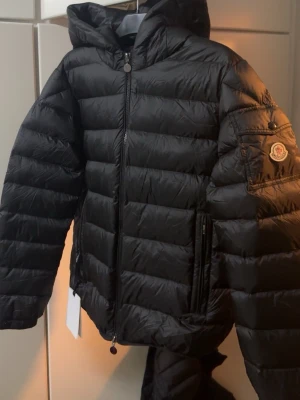 Moncler Najan jacka - En jätte fin och simpel moncler jacka som är helt ny aldrig och aldrig använed med moncler bokstaverat på luvan. jätte fräch jacka till hösten/våren. Storlek 2 vilket är storlek M men moncler är ju alltid lite kortare och kommer att passa dig som har storlek S