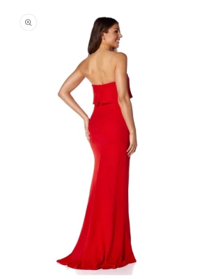 balklänning  - Klänningen är inte använd och har inga defekter och kommer från jarlo london där den är helt slutsåld. Vid köp skickar jag samma dag eller dagen efter!🤗 storleken är UK 8, vilket motsvarar XS och på sista bilden kan du läsa vad måtten på klänningen är!