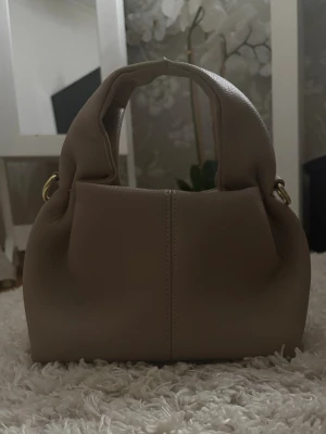 Polene neuf mini liknande  - Beige väska som liknar Polene väskan. Använd fåtal gånger, as snygg inga defekter. Köpt för ca 350kr