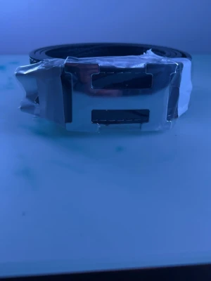 Bälte  - Hej jag säljer en fint bälte som är helt nytt för mer information jag är här bara att skriva till mig!