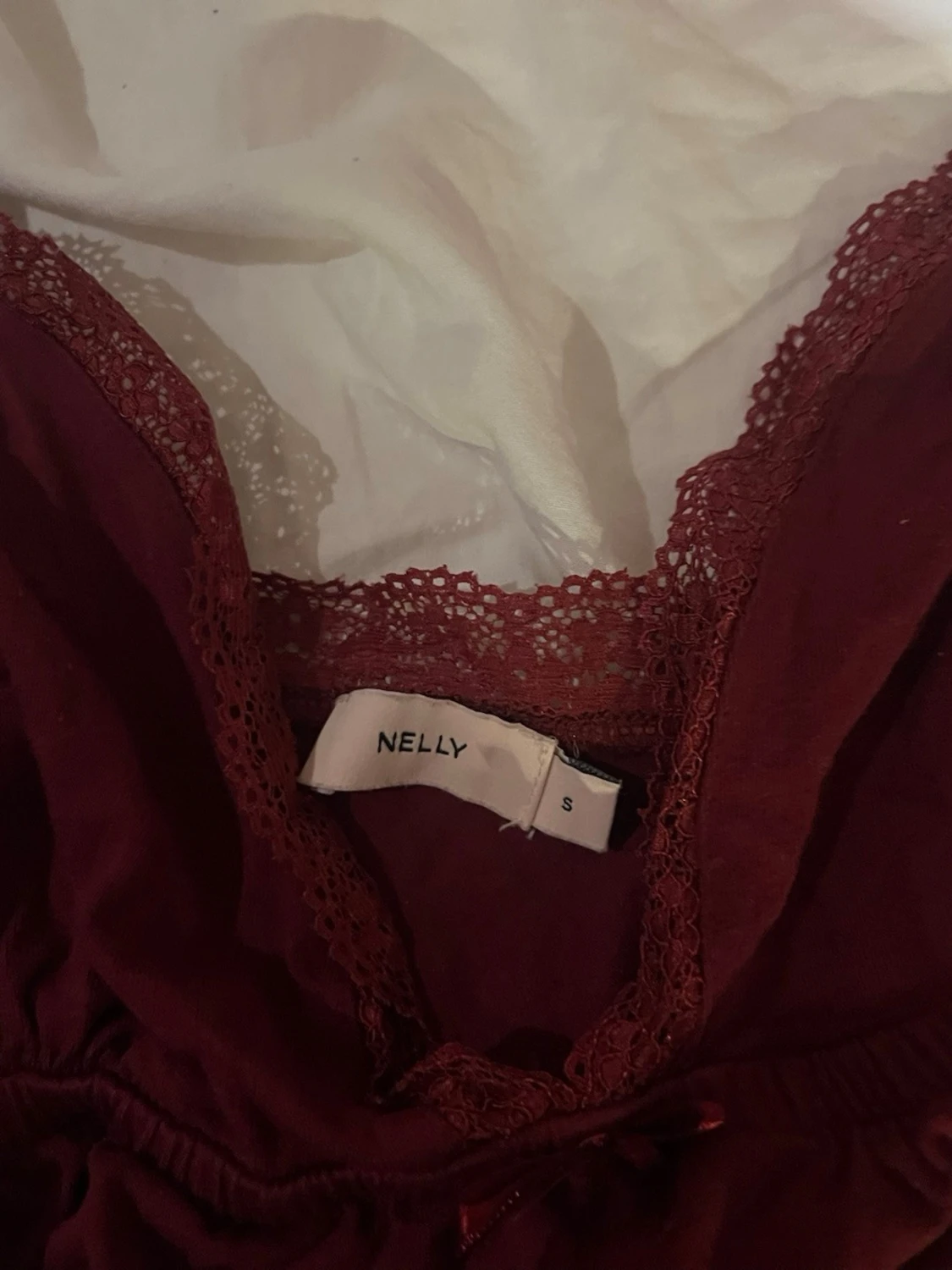 Vinrött baby doll topp med spets från Nelly - 3