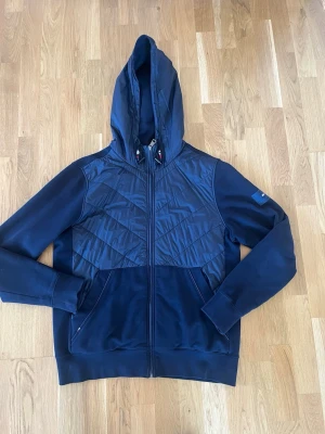 Tommy Hilfiger jacka  - Snygg fräsch jacka. Inga defekter. Storlek L 