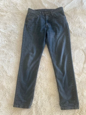 Mörkblå jeans Massimo Dutti - Säljer ett par mörkblå jeans med rak passform och klassiska fem fickor. Jeansen har en enkel design utan slitningar och är tillverkade i denim. Perfekta för dig som gillar en clean och tidlös look.
