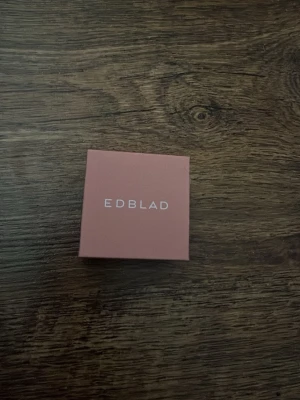 Guldfärgad ring från Edblad - Snygg guldfärgad ring från Edblad med unik och modern design. Ringen har flera band som sitter ihop och skapar en cool och trendig look. Perfekt accessoar för att lyfta din outfit.