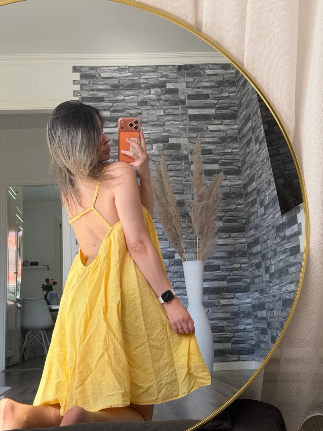 Gul sommarklänning med öppen rygg - 1