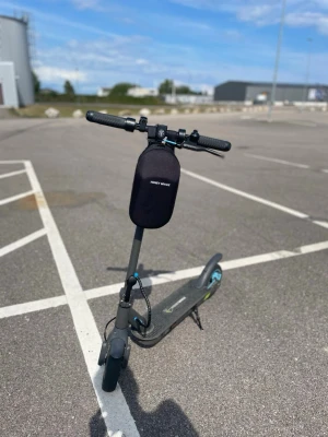 Elscooter med svart Honey Whale-väska - Säljer en elscooter i svart och grått med blå detaljer på hjulen. På styret sitter en svart förvaringsväska från Honey Whale. Scootern har en smidig och modern design, perfekt för att ta sig runt i stan. Materialet är mestadels metall och plast. Den åker max till 32 och batteriet räcker till 4-5 timmar. PRISET KAN SÄNKAS 