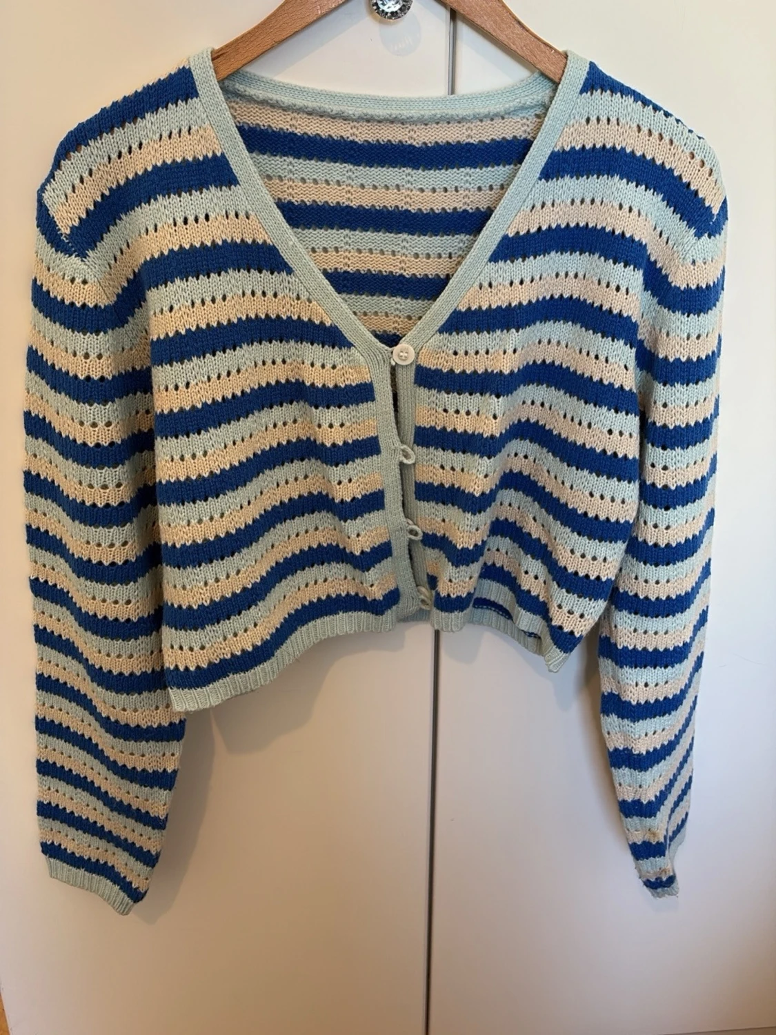 Randig stickad kofta i blått och beige