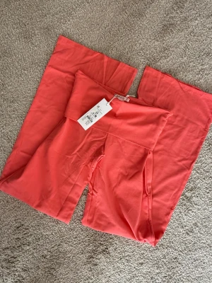 Korallbyxor Ginatricot 14+  - Coral, Korallbyxor från Gina i storlek regular XS 14+🥰🥰ny med lappar på!! De passa tyvärr inte mig därav säljer jag🩷🩷