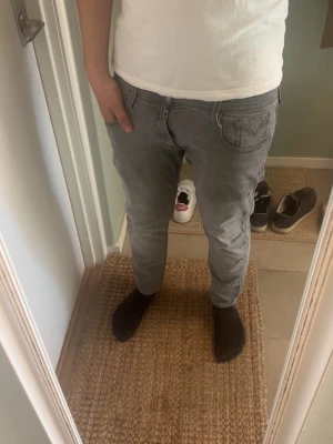 Replay jeans - Säljer dessa feta Replay jeans i modellen anbass slim fit. Skick - 7.5/10, på bilden är jag 180cm lång. Storleken i midjan är 30 och längden på byxan från midjan och nedåt är 87cm. Hör av er vid fler frågor!