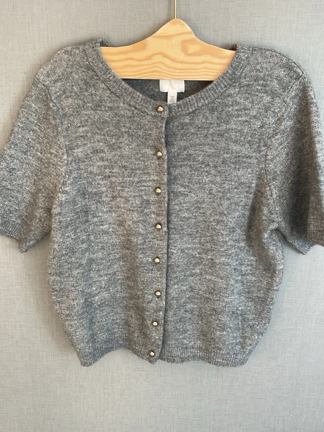 Grå kortärmad kofta med pärlknappar - 1