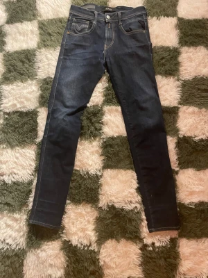 Mörkblå jeans från replay - Säljer ett par mörkblå jeans från replay.           Pris diskuteras gärna ✅.                                                Bra passform✅
