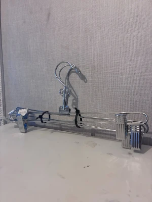 Metallgalgar med klämmor Søstrene Grene - Säljer ett set med 3st silvriga galgar i metall med klämmor från Søstrene Grene. Perfekta för att hänga byxor eller kjolar. Galgarna har en stilren och enkel design med två starka klämmor på varje galge. Nya med prislapp.