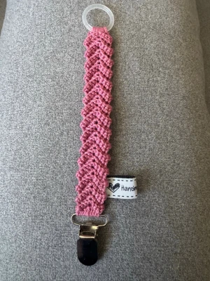 Virkad napphållare - Virkad, gammelrosa napphållare, virkad av mig i 100% bomullsgarn med metallclips och silikonring.  Mönsterskapare: animo.design