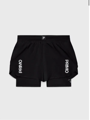 Svarta träningsshorts från Primo - Snygga svarta träningsshorts från Primo med vit logga på båda benen. Shortsen har elastisk midja och dubbla lager för extra komfort. Perfekta för gymmet eller löprundan.