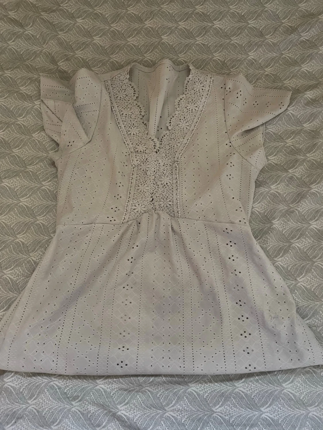 Beige blus med spets och volangärm