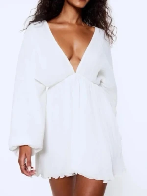 Lojsan x NAKD klänning - Super söt vit klänning från Lojsans kollektion med NAKD. Endast använd fåtal gånger😍💕