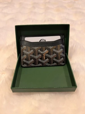 Svart Korthållare - Säljer en väldigt fin korthållare i svart! Helt ny och oanvänd. Allt i bilden följs med!