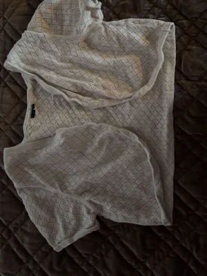 Söt beige bolero /topp  - Säljer en  beige bolero med korta ärmar. Den  har en lätt och luftig design med vågiga kanter och är perfekt för dig som gillar stilrena toppar.  Jätte fin och knappt använd i strl S🤗