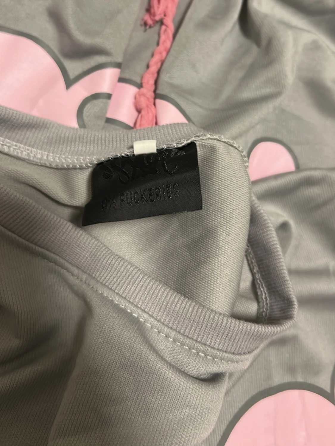 Grått set med rosa graffiti från syna world  - 1