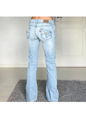Ljusblå bootcut jeans från Levi's - Midjemått: 38cm rakt över! Innerbenslängd: 80 cm 💕