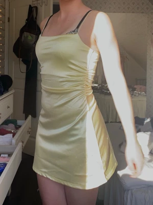 Gul silkesklänning  - Superfin, defekt visas på bild 2