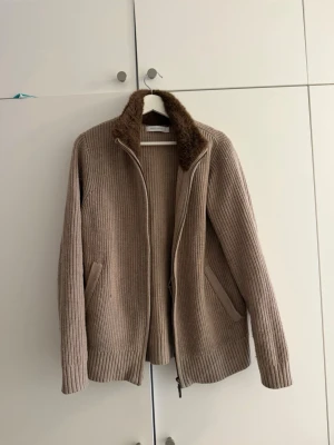 Brown Avenue kofta med pälskrage - Brown Avenue kofta med pälskrage i storlek L. Inköpt i år. Säljs för 1000kr
