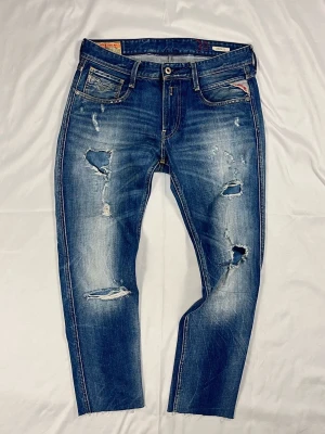 Replay Anbass – Distressed Denim – Strl W30/L32 - Färg: Mellanblå distressed wash | Modell: Anbass slim fit | Storlek: W30/L32 | Skick: 10/10 | 100% bomull | Hör av dig vid frågor!