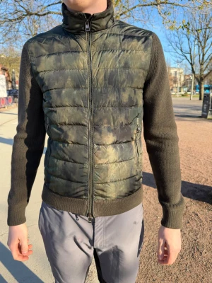 Moncler cardigan grön, UNIK! - Hej på er! Säljer nu min grymt snygga Moncler kofta! Grön stickad med snyggt camo mönster på framsidan. Strokek L (jag är 190 och 85kg och den passar bra) köpte den för nått år sedan av ”KaspersHeat” på Instagram. Hör av er vid intresse, Mvh Melker😄