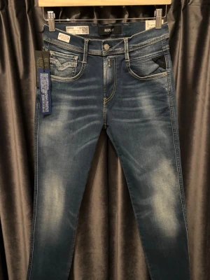 Replay anbass hyperflex - HELT NYA  - Replay anbass hyperflex - skick 10/10, HELT NYA - storlek 28/32 - sitter riktigt bra och skönt med jeansens magiska stretch - slim fit - extremt fet wash på dessa, mycket eftertraktade! - nypris: +1600kr - hör av er vid frågor🙌